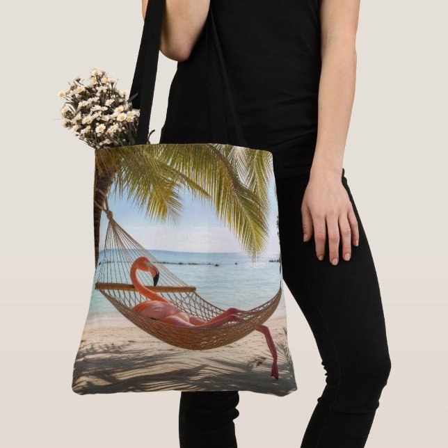 Tote Bag Flamant se prélassant dans un hamac de plage tropi (De près)