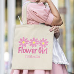 Tote Bag Fleur mignonne Fille Rose Faisy Personnalisé Maria<br><div class="desc">Joli cadeau de sac fourre-tout de fille à fleurs sur mesure pour les petites filles spéciales dans votre fête de mariée mariage. Jolies fleurs de marguerite rose avec le nom de l'enfant en dessous sur un beau cadeau personnalisé.</div>