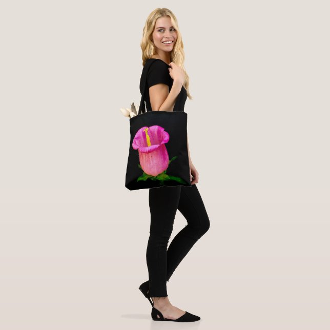 Tote Bag Fleur rose Arrière - plan noir (Sur le modèle)
