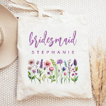 Tote Bag Fleur sauvage personnalisé purple Script Bridesmai<br><div class="desc">Ce sac fourre-tout sobre et élégant présente une bordure de fleurs sauvages dans les tons violet et rose avec des tiges vertes. Le mot "bridesmaid" apparaît dans un script d'écriture manuscrite violet. Personnalisez-le avec son nom dans la police sans serif. Fait un cadeau parfait de femme de ménage!</div>