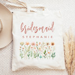 Tote Bag Fleur sauvage personnalisé Script Bridesmaid<br><div class="desc">Ce sac fourre-tout sobre et élégant présente une bordure de fleurs sauvages dans les tons rose et pêche avec des tiges vertes. Le mot "bridesmaid" apparaît dans un script d'écriture manuscrite rose poussiéreux. Personnalisez-le avec son nom dans la police sans serif. Fait un cadeau parfait de femme de ménage!</div>