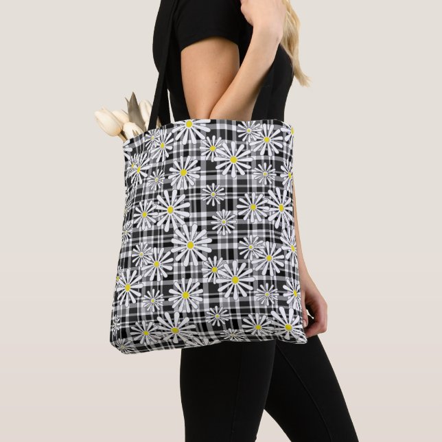 Tote Bag Fleurs chamomiques blanches sur à damiers noir bla (De près)