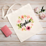 Tote Bag Fleurs d'aquarelle rose Nom de la servante<br><div class="desc">Le design personnalisé du sac fourre-tout est composé d'un monogramme d'un nom en écriture moderne noire encadré d'une belle aquarelle peinte à la floraison avec des dahlia de printemps pastel, rousses et pêche et des fleurs roses associées à un feuillage vert vif. Fait un grand cadeau pour votre mariage /...</div>