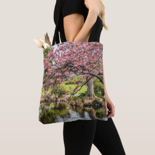 Tote Bag Fleurs de cerisier roses et photographie d'étang