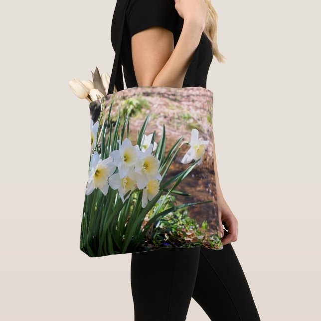 Tote Bag Fleurs De Daffodiles Blanches Par Un Brook (De près)