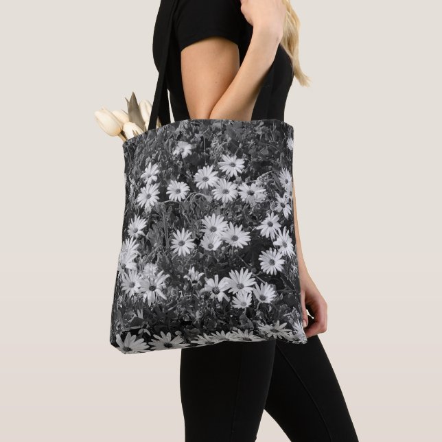 Tote Bag Fleurs noires et blanches (De près)
