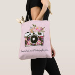 Tote Bag Floral Photographie Entreprise Nom de l'entreprise<br><div class="desc">Ce magnifique sac fourre-tout floral est une excellente façon de faire la publicité de votre entreprise de photographie avec un appareil photo aquarelle moderne avec des éléments floraux et votre site web entreprise sur un arrière - plan rose or / rose clair. Utilisez ce sac de marque pour transporter votre...</div>