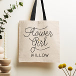 Tote Bag Flower Girl Script moderne Gold Nom du Mariage<br><div class="desc">Ce sac fourre-tout moderne avec un design de calligraphie décontracté et chic minimaliste lisant FLOWER GIRL ainsi que votre nom personnalisé dispose de lignes propres pour créer un aspect élégant et sophistiqué. Le style sobre et le petit détail imprimé du coeur d'or ajoutent une touche de sophistication à son look...</div>