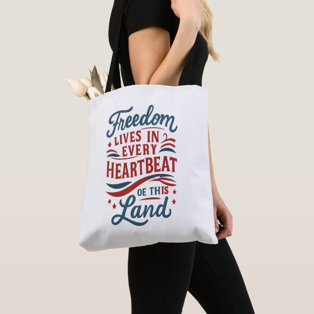 Tote Bag Freedom Lives in Every Heartbeat–4th of july quote (De près)