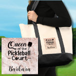 Tote Bag Fun Pickleball Gal Reine de la Cour<br><div class="desc">Oui, il y a une reine du terrain de pickleball dans votre vie qui apprécierait vraiment ce sac fourre-tout spécial comme cadeau. Oui — Reine du Pickleball Court avec beaucoup de glam et une certaine parties scintillant avec un arrière - plan rose en or et personnalisée avec son nom. Pour...</div>