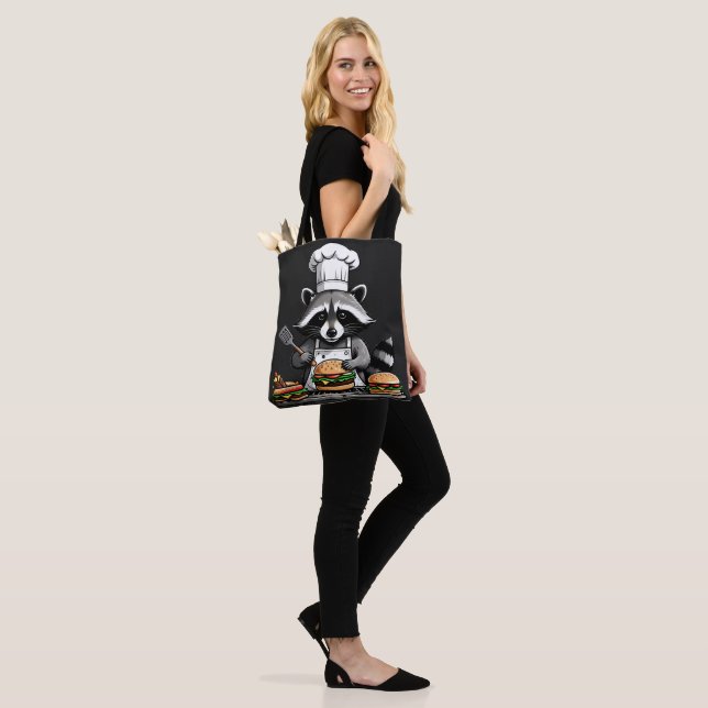 Tote Bag Funny BBQ Raccoon Flipping Burgers  (Sur le modèle)
