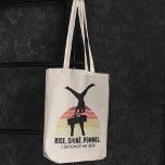 Tote Bag Funny Boys Gymnastique Manger Sleep Pommel Horse<br><div class="desc">Ce sac fourre-tout de gymnastique de garçons cool présente une gymnastique masculine sur un pied à main sur un cheval pommel devant un beau coucher de soleil. La citation drôle dit RISE SHINE POMMEL. Customisez avec un nom d'enfant ou une salle de sport.</div>