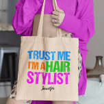 Tote Bag Funny Hair Styliste mignon Hairstyliste personnali<br><div class="desc">Un cadeau amusant pour une esthéticienne qui vient de sortir de l'école de cosmétologie et coupe les cheveux dans un salon. Un petit humour coiffeur. Faites-moi confiance,  je suis une Styliste de cheveux écrite dans des couleurs néons ludiques et lumineuses. Style cool des années 80.s</div>