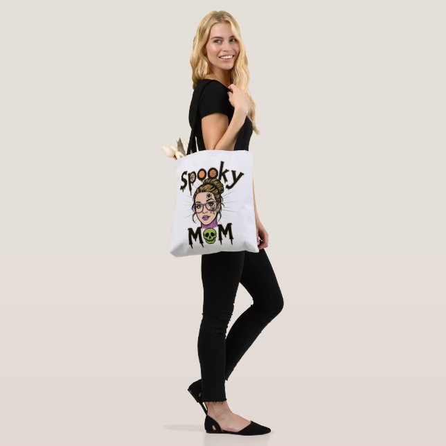 Tote Bag Funny Halloween Spooky Mom Witch Mom (Sur le modèle)