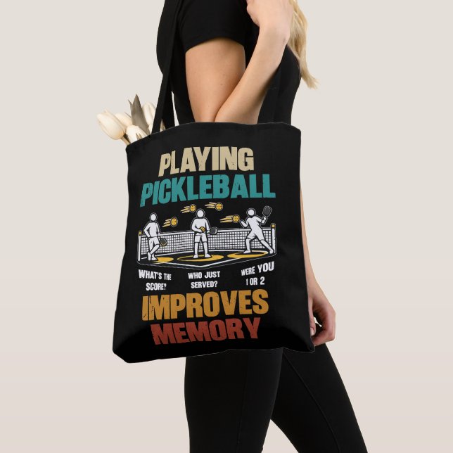 Tote Bag Funny Playing Pickleball Improves Memory Gift Idea (De près)
