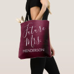 Tote Bag Future Mme Burgundy Purple Métal Moderne<br><div class="desc">Futur Madame Bride Faux Moderne et élégant sac violet de canneberge en métal brossé Fuax Brossé qui sont parfaits pour une Marsala ou Maroon Bachelorette Party. Cette future Mme Bag est parfaite pour une soirée bachelorette. Le nom de la mariée peut être mis à jour sur ce sac. Veuillez contacter...</div>