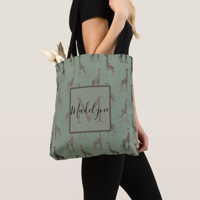 Tote Bag Giraffe d'or sur Sage Green Monogram Fourre-tout (De près)