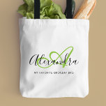 Tote Bag Girly Bright Green Élégant Nom de script Monogramm<br><div class="desc">Personnalisez votre beau Sac fourre-tout d'épicerie blanc monogrammé ! Le texte ci-dessous peut être personnalisé à votre phrase préférée ou même votre nom complet ; vous pouvez également le supprimer si vous le souhaitez. Si vous avez besoin d'aide, veuillez nous le faire savoir à belytaliarecipes@gmail.com, et nous serons heureux de...</div>