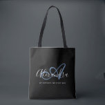 Tote Bag Girly Denim Blue Elegant Nom de script Monogramme<br><div class="desc">Personnalisez votre beau Sac fourre-tout d'épicerie noir monogrammé tendance! Le texte ci-dessous peut être personnalisé à votre phrase préférée ou même votre nom complet ; vous pouvez également le supprimer si vous le souhaitez. Si vous avez besoin d'aide, veuillez nous le faire savoir à belytaliarecipes@gmail.com, et nous serons heureux de...</div>