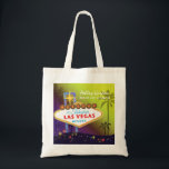 Tote Bag Glam Las Vegas Mariage Maid of Honor Gift<br><div class="desc">Grand et glamour signe de bande de Las Vegas palmiers hauts et étoiles colorées teintes jaunes et violettes arrière - plan illustré sur les Sacs Cadeaux Maid of Honor personnalisés. Personnalisez l'art et les sacs fourre-tout uniques pour votre servante d'honneur et/ou servante d'honneur pour les remercier! (Vous pouvez trouver les...</div>