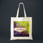 Tote Bag Glam Las Vegas Mariage Maid of Honor Gift<br><div class="desc">Grand et glamour signe de bande de Las Vegas palmiers hauts et étoiles colorées teintes jaunes et violettes arrière - plan illustré sur les Sacs Cadeaux Maid of Honor personnalisés. Personnalisez l'art et les sacs fourre-tout uniques pour votre servante d'honneur et/ou servante d'honneur pour les remercier! (Vous pouvez trouver les...</div>