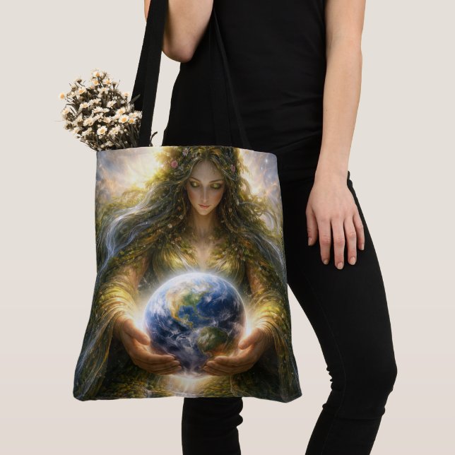 Tote Bag Goddess Gaia Gently Holding Planet Earth (De près)