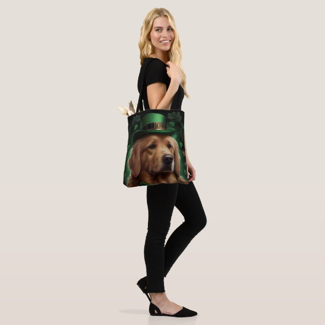 Tote Bag Golden Retriever Dog in St. Patrick's Day (Sur le modèle)