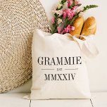 Tote Bag Grammie Année Numérique Romaine Établie<br><div class="desc">Un sac fourre-tout minimaliste moderne pour célébrer une grand-mère chic,  ce fourre-tout minimaliste épuré présente "Grammie" ou votre choix de surnom de grand-mère en lettres noires serif. Personnaliser avec l'année où elle est devenue grand-mère sous les chiffres romains élégants pour une touche chic.</div>