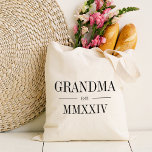 Tote Bag Grand-mère Année du chiffre romain<br><div class="desc">Un sac fourre-tout minimaliste moderne pour célébrer une grand-mère chic,  ce fourre-tout minimaliste épuré présente "Grand-mère" ou votre choix de surnom de grand-mère en lettres noires serif. Personnaliser avec l'année où elle est devenue grand-mère sous les chiffres romains élégants pour une touche chic.</div>