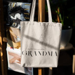 Tote Bag Grand-mère | Chic Boho Lettering & Floral<br><div class="desc">Le sac fourre-tout branché présente une typographie moderne qui dit "mes plus grandes bénédictions m'appellent grand-mère", avec un joli arrangement floral d'art. Chaque femme a besoin d'un bon transport à fourre-tout autour de tous ses biens de première nécessité. Qu'il s'agisse d'un cadeau de fête des mères, d'un cadeau d'anniversaire ou...</div>
