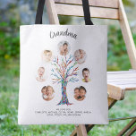 Tote Bag Grand-mère photo<br><div class="desc">Ce sac fourre-tout moderne et élégant est décoré d'un arbre généalogique en mosaïque colorée. Facile à personnaliser avec une sélection de sept photos et les noms des petits-enfants. Fait un cadeau parfait pour votre grand-mère. Mosaïque originale © Michele Davies.</div>