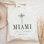 Tote Bag Green Palm Tree soirée de bachelorette personnalis<br><div class="desc">Bienvenue amis à votre week-end de bachelorette avec ces sacs fourre-tout personnalisés mignons. Parfait pour les régions de plage ou tropicales, ce design présente une illustration de silhouette de palmier vert avec votre destination en dessous (illustrée avec Miami) en lettrage serif classique. Ajoutez vos nom(s) ou nom(s) d'occasion sous le...</div>