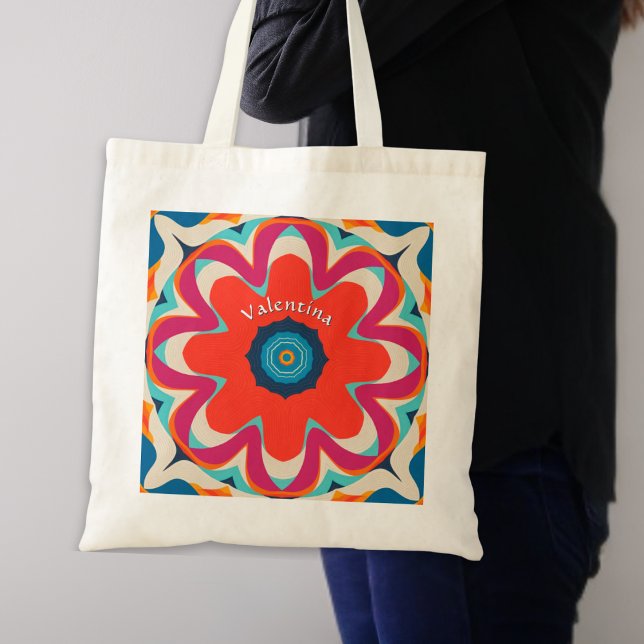 Tote Bag Groovy Boho Fleur Personnalisé (A groovy tote bag with vibrant abstract red flower design on both sides, personalized with a name)