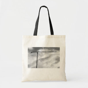 Tote Bag Grue de construction et ciel photo noir et blanc
