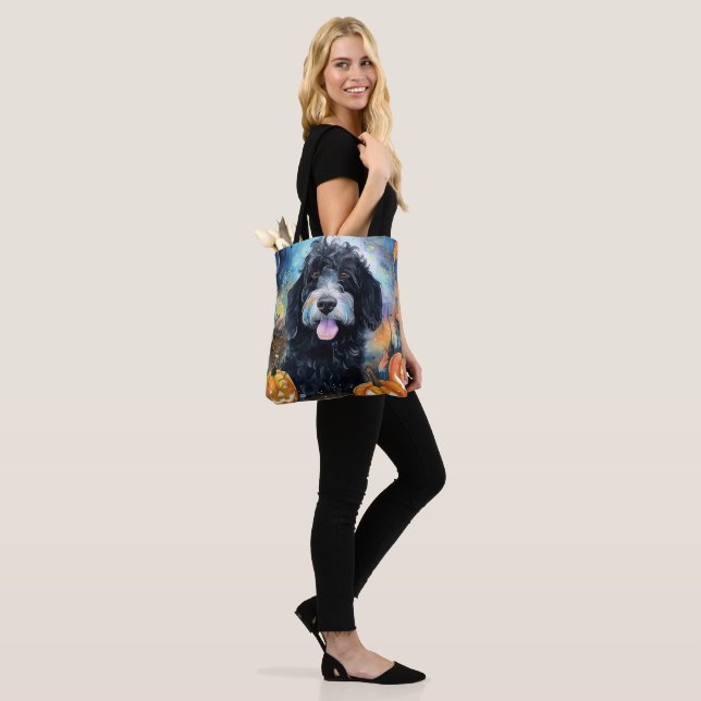 Tote Bag Halloween Bernedoodle Avec La Peur Citrouille (Sur le modèle)