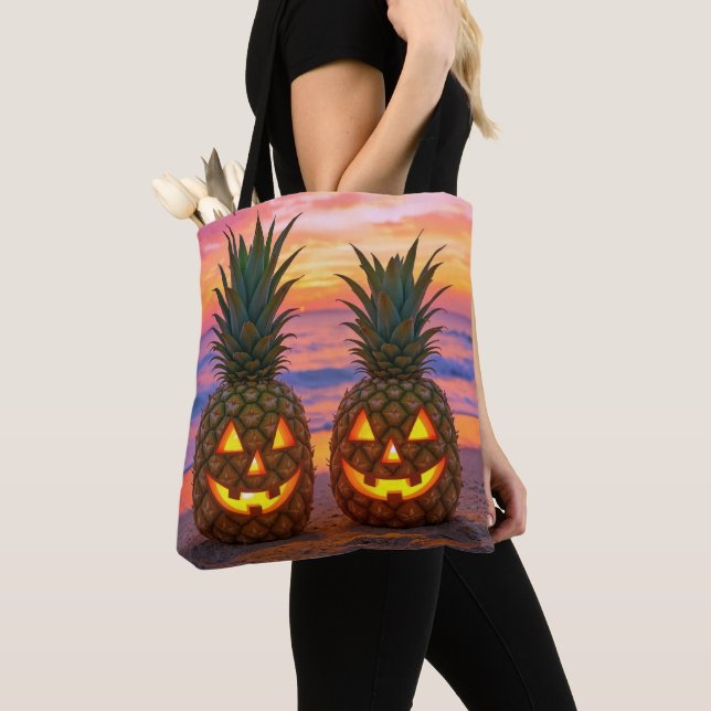 Tote Bag Halloween Pineapple Jack-o-lanterns On a Beach (De près)