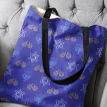 Tote Bag Hanoukka Gold Dreidel Star de David Menorah Blue<br><div class="desc">Élevez votre style Hanoukka avec notre sac fourre-tout fabuleux avec Dreidels or, Stars of David et Menorahs sur un arrière - plan bleu vif. Ce fourre-tout est le parfait mélange de festivité et de fonctionnalité - il est assez spacieux pour transporter tous vos essentiels de vacances et ajoute une pop...</div>