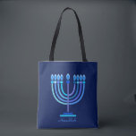 Tote Bag Hanukkiah Happy Hanoukka Juive Fête Menorah<br><div class="desc">Symbole de Hanukkiah. Joyeux Hanoukka Party Juif Holiday Blue Menorah. Décoration Chanukkah de Fête Juive avec le symbole décoratif traditionnel Chanuka - bleu marine hanukkiah menorah, chandelier avec bougies, étoile de David et néon bleu lumières illustration. Hanoukka Festival des lumières Décoration de l'événement. Jérusalem, Israël. Accessoires > Sacs et portefeuilles...</div>