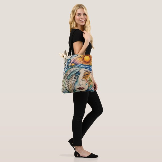 Tote Bag Harmonie Céleste : Portrait Abstrait du Soleil et  (Sur le modèle)
