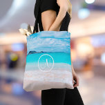 Tote Bag Hawaii bleu turquoise plage de sable de l'océan ph<br><div class="desc">Rappelez-vous l'odeur de sel frais de l'air marin. Détendez-vous, respirez et explorez la solitude d'une plage hawaïenne vide chaque fois que vous utilisez ce sac fourre-tout photo étonnant et coloré. Faites un grand cadeau pour vous-même ou quelqu'un de spécial! Il suffit de taper dans la lettre monogramme de votre choix...</div>