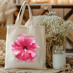 Tote Bag Hibiscus rose de la servante personnalisée<br><div class="desc">Sac fourre-tout aux fleurs d'hibiscus roses pour les demoiselles d'honneur et les membres de la fête de mariage. Une image de fleur réaliste avec du texte en script noir est imprimée sur un côté de la fourre-tout en coton naturel. Customiser le texte à deux endroits avec son nom et son...</div>