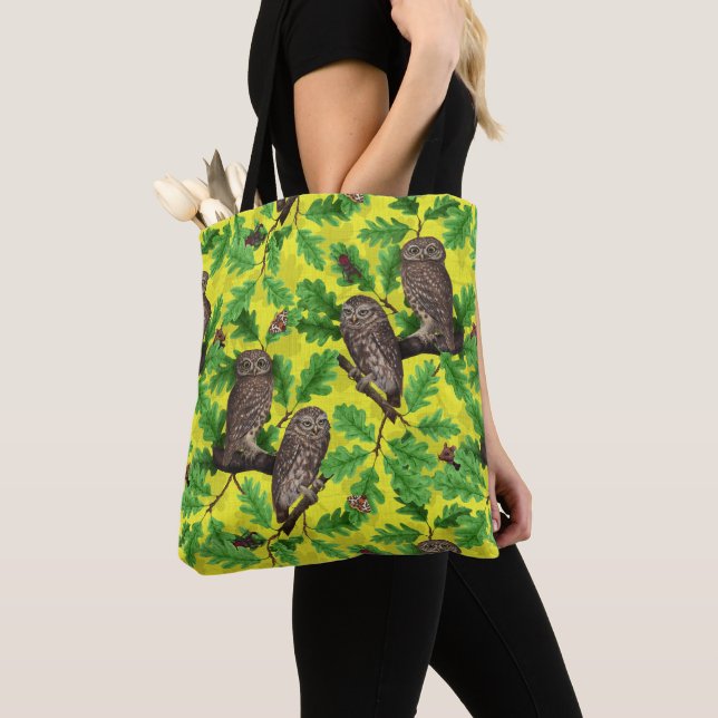 Tote Bag Hiboux dans la forêt sur fond jaune citron (De près)