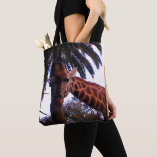 Tote Bag Histoires de girafe élancé sous l'arbre à palmes,