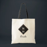 Tote Bag Huile d'or Rose moderne encadrée Monogram Bride<br><div class="desc">Monogramme Rose moderne à huile d'or encadré. Trendy Geometry Carré Frame Stacked Monogram, Avec une police de script élégante, et une conception simple et minimale. Parfait pour un mariage luxueux et élégant en automne ou en hiver, avec palette d'or rose couleur cuivre, gris foncé presque noir et blanc - Sacs...</div>