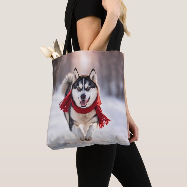 Tote Bag Husky courant portant une écharpe rouge (De près)