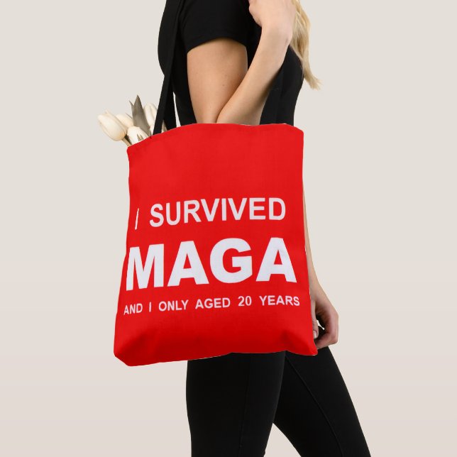 Tote Bag I Survived MAGA (De près)