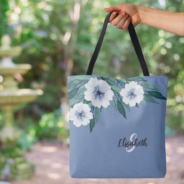 Tote Bag Initiale de nom personnalisé avec monogramme éléga (Stylish Monogrammed Name Initial Floral Dusty Blue Custom Canvas Tote Bag)