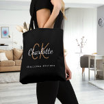 Tote Bag Initiales de nom de monogramme en or noir écriture<br><div class="desc">Personnalisez et ajoutez votre prénom,  monogramme initial et nom complet. Fond noir,  texte de couleur blanche et dorée. Le nom est écrit avec une écriture moderne de style lettrage à la main.</div>