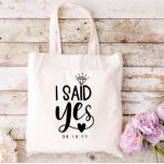 Tote Bag J'Ai Dit Oui Diamond & Coeur Ajouter Fiançailles D<br><div class="desc">J'ai dit oui sac fourre-tout pour les futures mamans avec un design de typographie charmant avec un losange en point de l'i et un petit coeur en dessous du oui. Mariage planifiant le sac fourre-tout de typographie pour la mariée à être. Épouse d'être sac fourre-tout avec moi j'ai dit oui...</div>