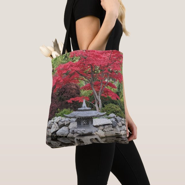 Tote Bag Jardin japonais Lanterne et Feuilles d'érable roug (De près)